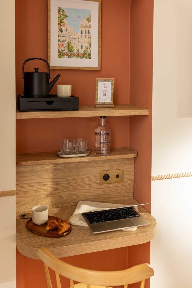 chambre classique hotel be Onrii Paris 9 cit&eacute; bergere desk