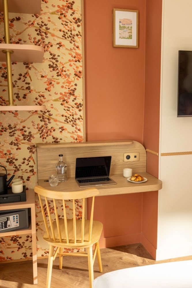 chambre classique hotel be Onrii Paris 9 cit&eacute; bergere desk