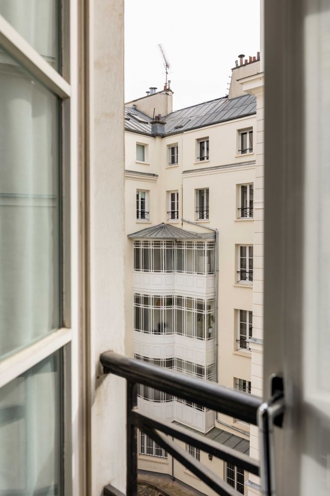 chambre triple paris 9 hotel be onrii cite bergere 3 personnes 3 adultes 4 enfants 3 adults vue view toit de paris