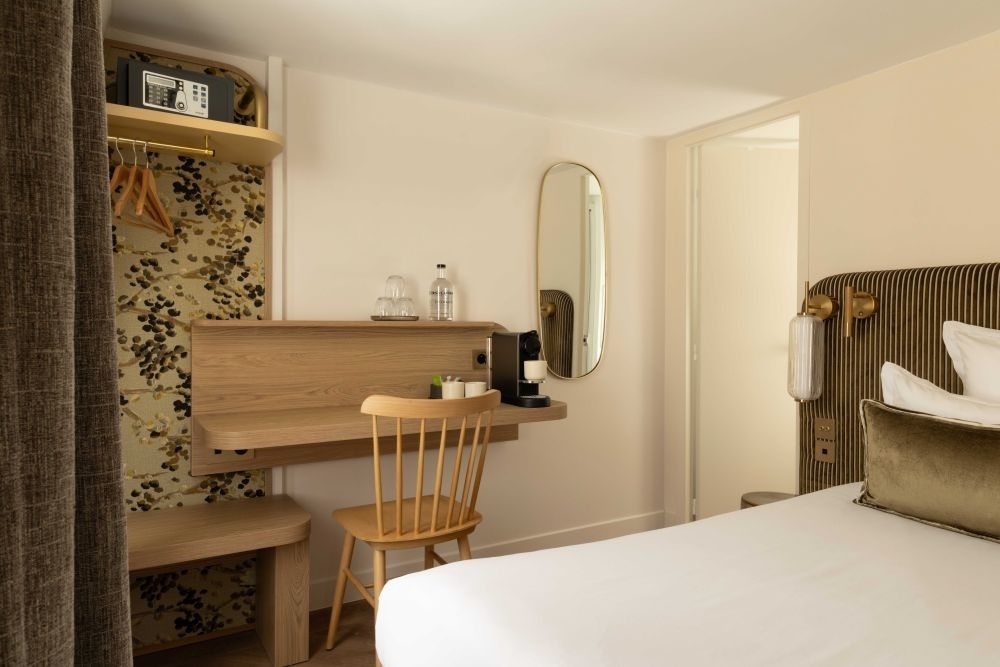 chambre triple paris 9 hotel be onrii cite bergere 3 personnes 3 adultes 4 enfants 3 adults vue view toit de paris