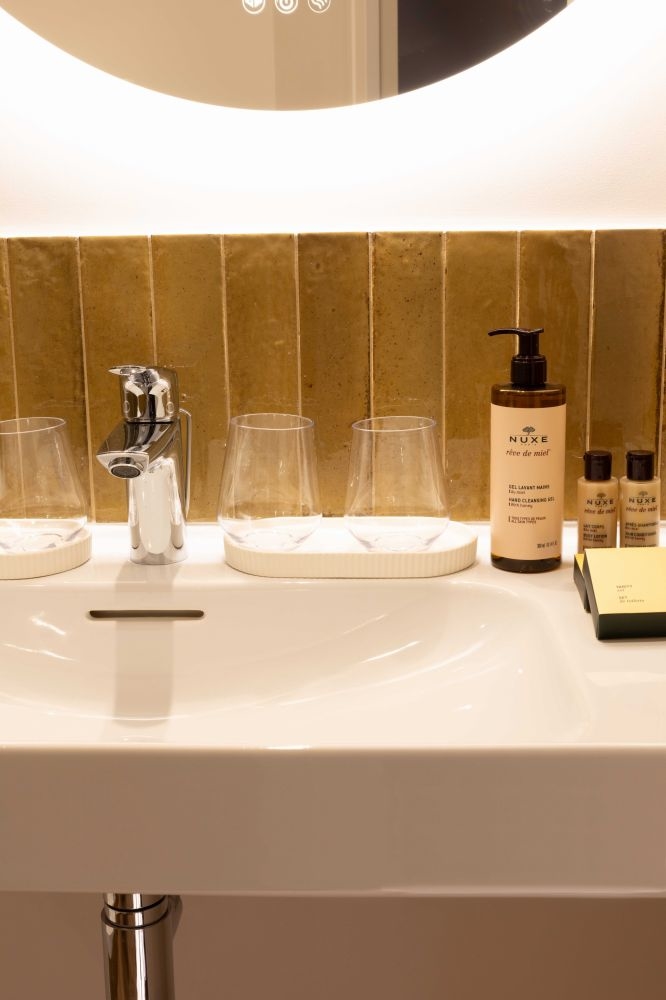 hotel be onrii salle de bain paris 9 75009 paris cite bergere junior suite